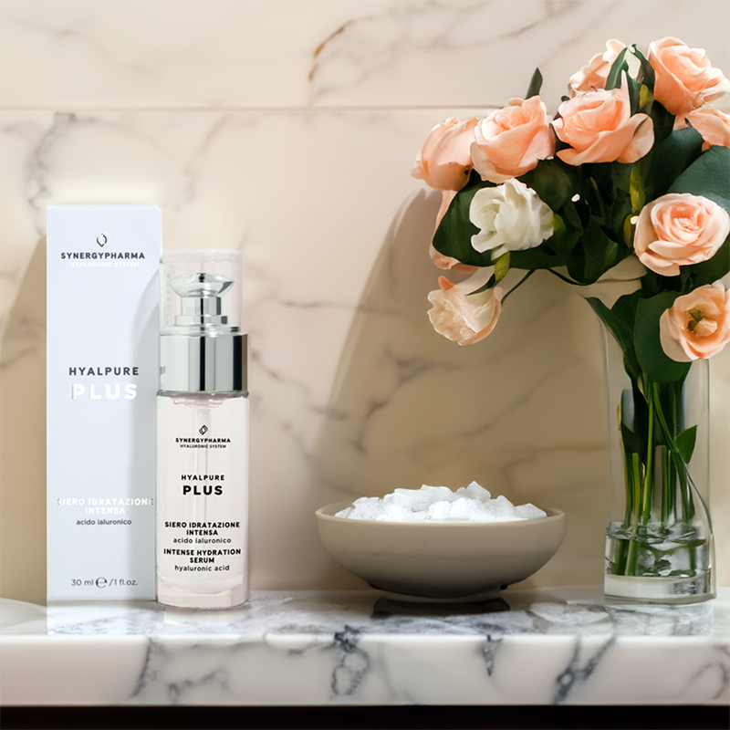 Hyalpure plus in un contesto elegante e raffinato. come applicare siero viso. a cosa serve siero viso. siero viso acido ialuronico